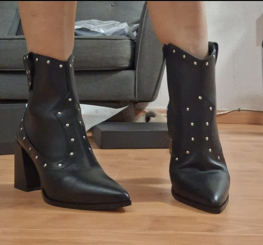 Clienta Davenia con botines Sara negros