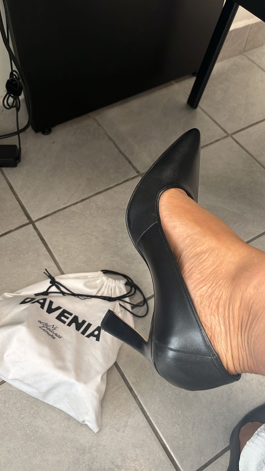 Clienta Davenia con zapatillas Antonella negras