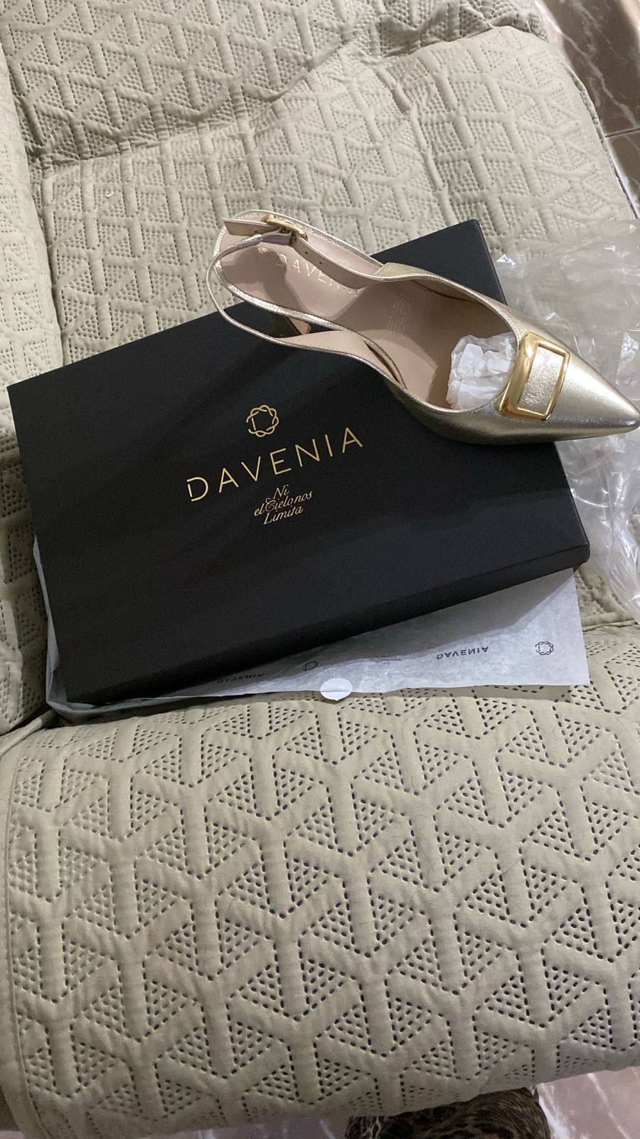Clienta Davenia con zapatillas Eva doradas
